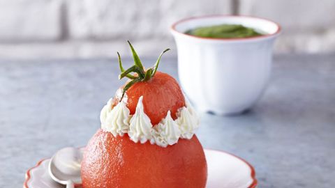 Trait d’union entre salé et sucré, l’enseigne parisienne Privé de dessert revisite la classique tomate-burrata en format religieuse : un trompe-l’œil de saison.  © F. Veigas